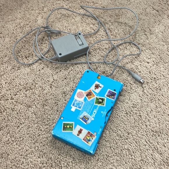 Used blue Nintendo DSI - Picture 2 of 5